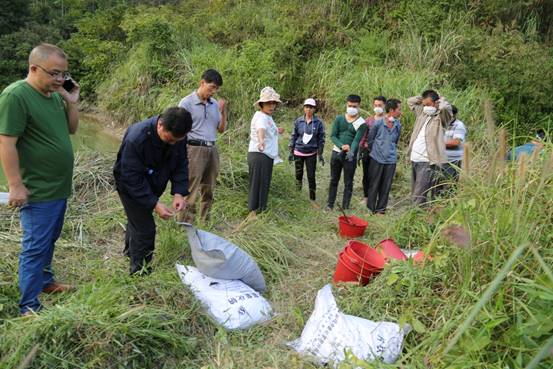 2018年10月刘旭辉教授在怀远白虎山镉污染中指导物料投放